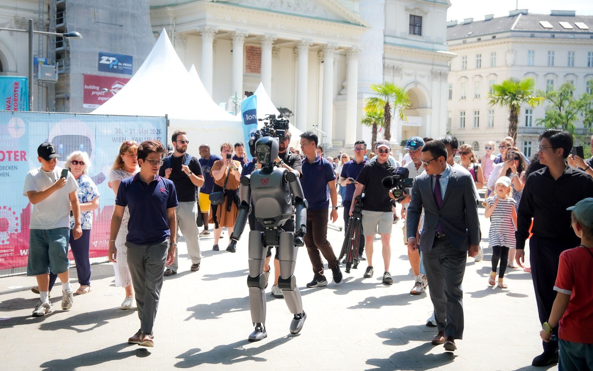 VinRobotics VR-H3 humanoid robot walking at Festival der Roboter 2026